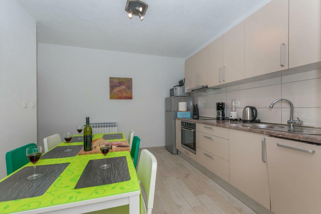 Apartment Adrian 오미스 외부 사진